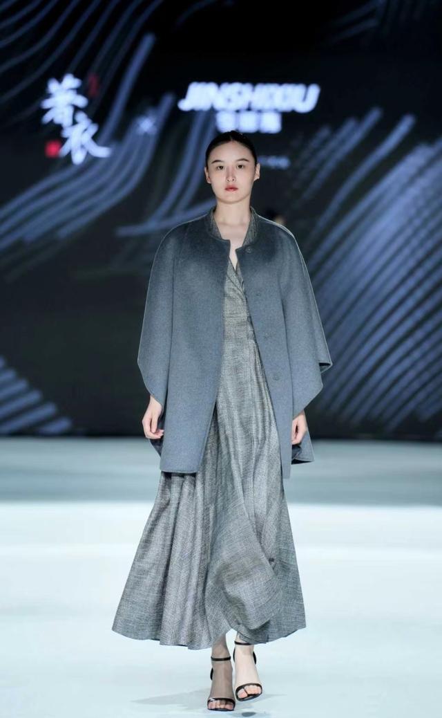 米乐M6平台：从2024中国西部高级定制周看成都服装产业如何做到1+1=11？(图2)