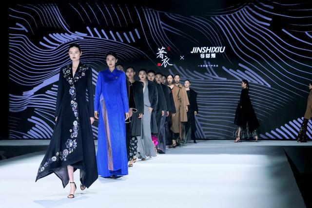 米乐M6平台：从2024中国西部高级定制周看成都服装产业如何做到1+1=11？(图3)