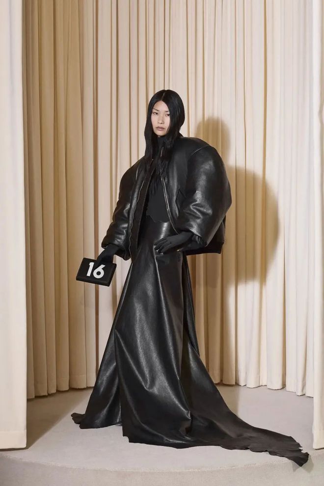 米乐M6平台：Balenciaga2024秋冬高级定制系列(图2)
