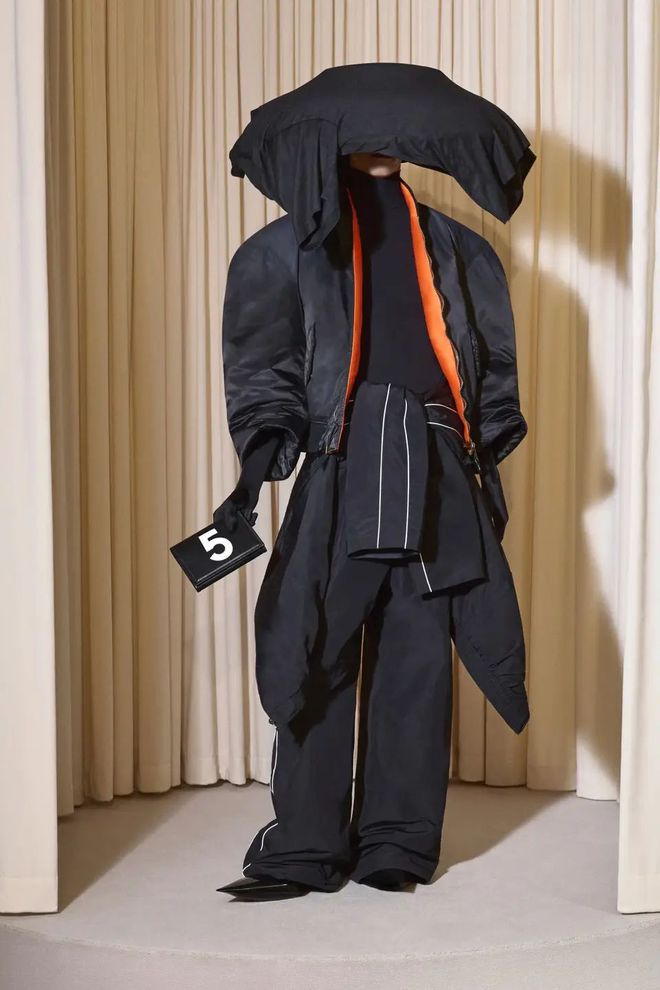 米乐M6平台：Balenciaga2024秋冬高级定制系列(图3)