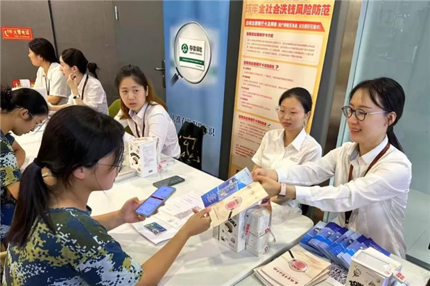 您身边的旗舰店普陀金沙江路支行：金融春雨润桃李绘就银校同心圆(图2)