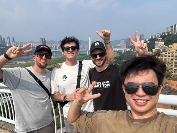米乐M6：暑期入境游火爆这些年轻人做起了“适配”生意(图2)