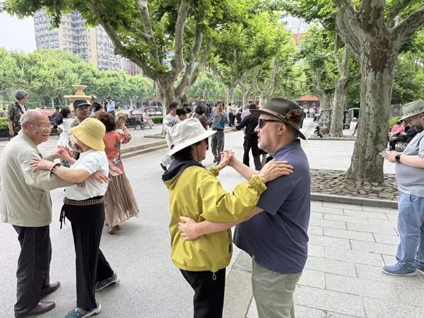 米乐M6：暑期入境游火爆这些年轻人做起了“适配”生意(图1)