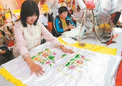 米乐M6：她为玩偶制作非遗服装(图1)