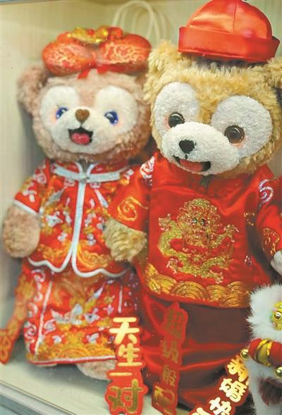 米乐M6：她为玩偶制作非遗服装(图2)