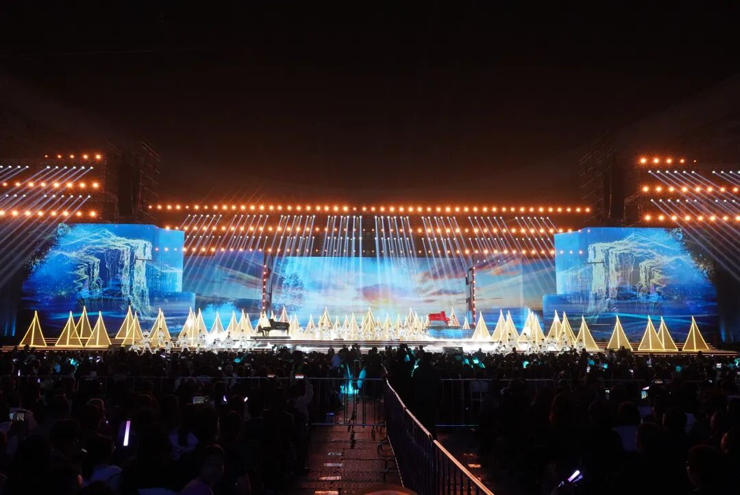 百廿光影溯江来星汉奔流逐浪开——2025长江文化艺术季闭幕式2024—5年度中国电影大数据暨电影频道M榜荣誉之夜侧记
