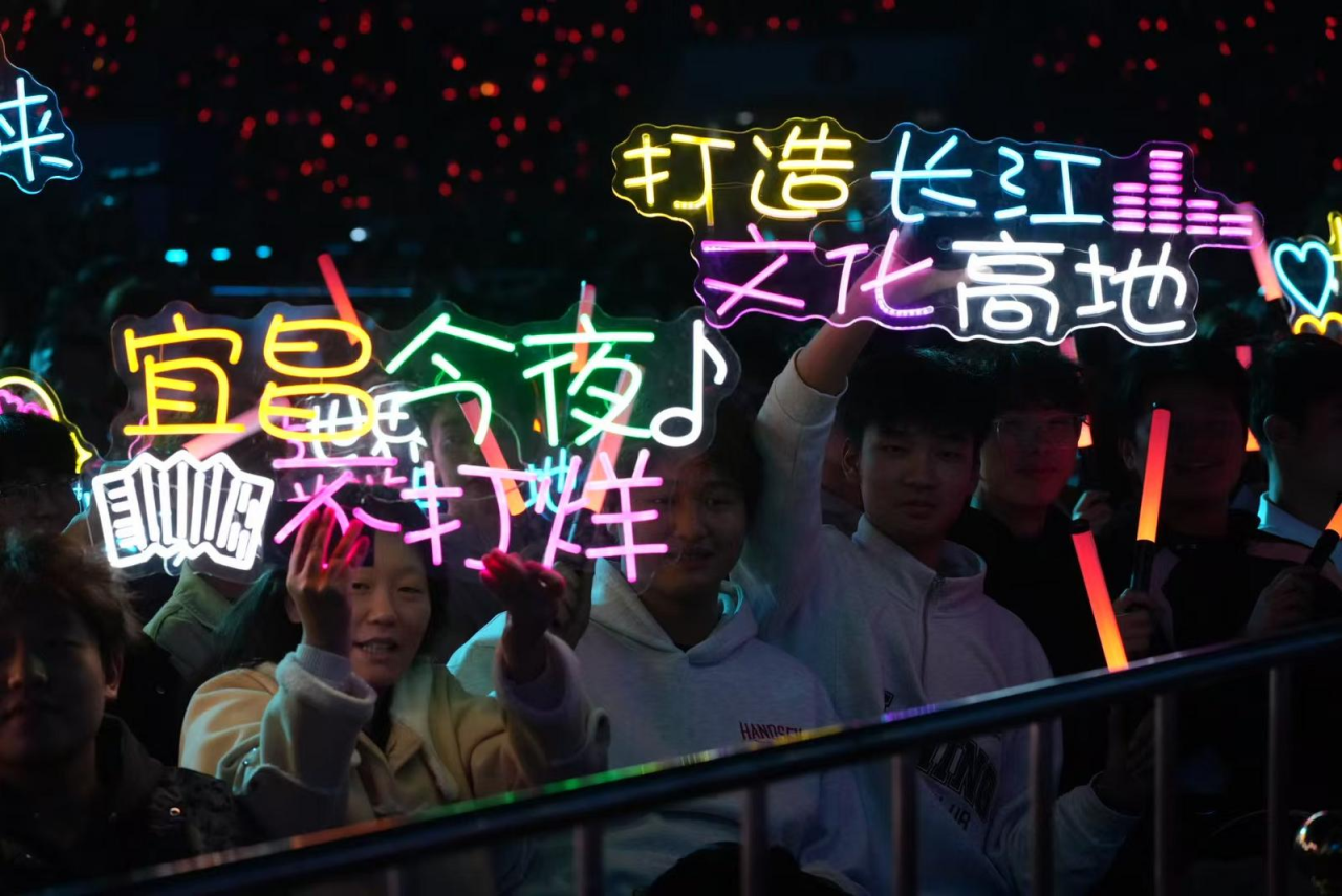 百廿光影溯江来星汉奔流逐浪开——2025长江文化艺术季闭幕式2024—5年度中国电影大数据暨电影频道M榜荣誉之夜侧记(图10)