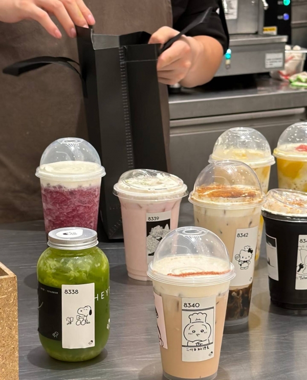 暂停联名后喜茶推出“手绘定制杯贴”走红闲鱼“代画”服务售价5-25元(图2)