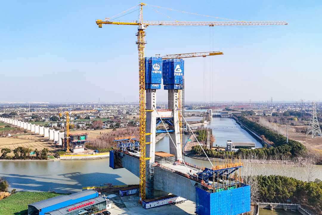 通甬高铁全线首座斜拉桥主塔封顶