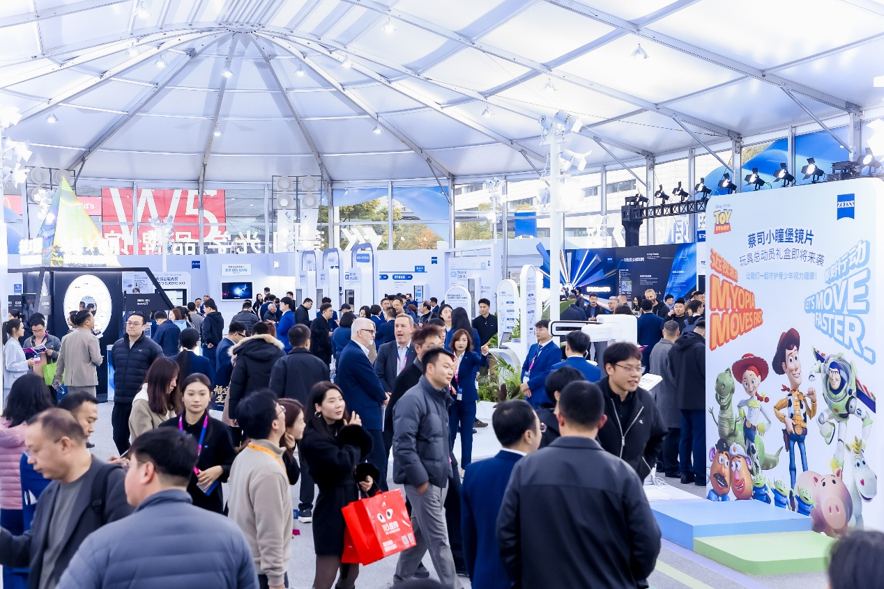 全新视界跃见未来！蔡司光学品牌馆上海展首秀开启眼健康新篇章(图7)