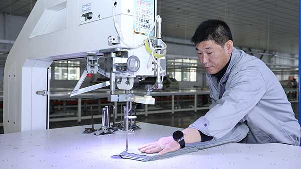 “量身”更“定制”人生——宿州鸿正服饰累计为800余名特殊员工缝制出“尊严”(图1)